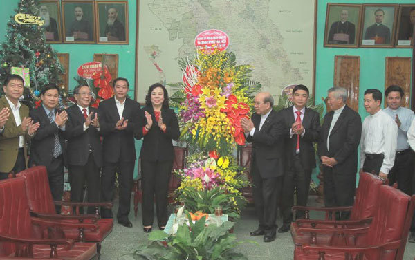 Phó Bí thư Thường trực Thành uỷ Hà Nội thăm Tổng giám mục Giáo phận Hưng Hoá - Ảnh 1