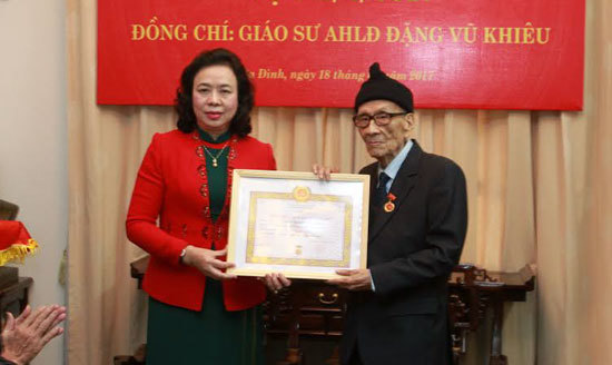 Giáo sư, Anh hùng Lao động Vũ Khiêu nhận Huy hiệu 70 năm tuổi Đảng - Ảnh 2