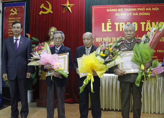 Trao Huy hiệu 70 năm tuổi Đảng cho đảng viên quận Hà Đông - Ảnh 2