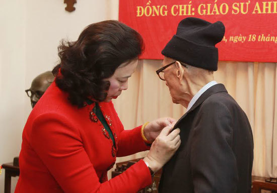 Giáo sư, Anh hùng Lao động Vũ Khiêu nhận Huy hiệu 70 năm tuổi Đảng - Ảnh 1