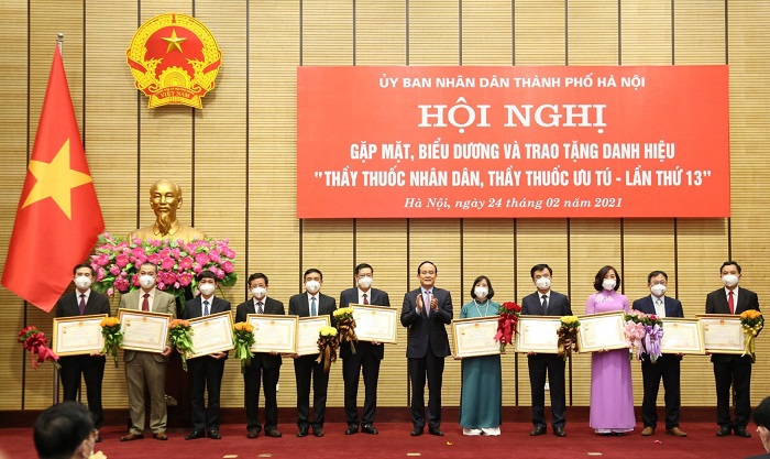 Hà Nội: Trao tặng danh hiệu ''Thầy thuốc nhân dân'', ''Thầy thuốc ưu tú'' cho 46 cá nhân - Ảnh 4