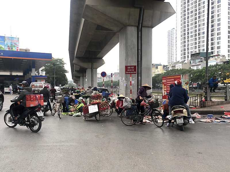 "Ngó lơ" biển cấm, phố Cầu Mới biến thành nơi họp chợ tự phát - Ảnh 2