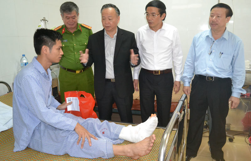 Lãnh đạo TP Hà Nội thăm hỏi chiến sĩ bị thương trong vụ cháy quán karaoke - Ảnh 1