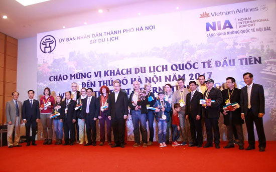 Du lịch Hà Nội đón vị khách quốc tế đầu tiên năm 2017 - Ảnh 3
