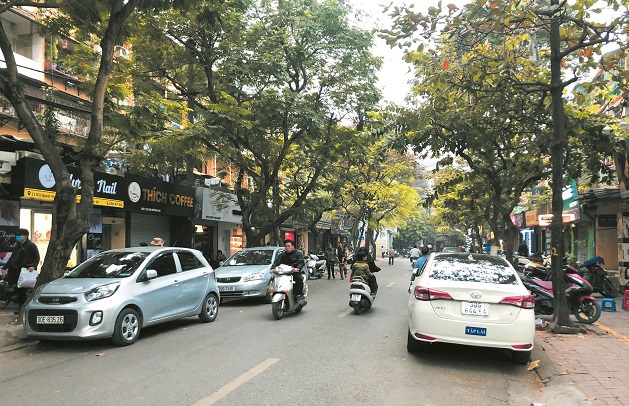 [Điểm nóng giao thông] Ô tô chiếm dụng lòng đường phố Quỳnh Mai - Ảnh 1