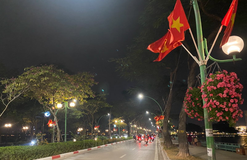 [Ảnh] Hà Nội: Đêm 30 Tết người dân kéo về Hồ Gươm chờ đợi khoảnh khắc giao thừa - Ảnh 13