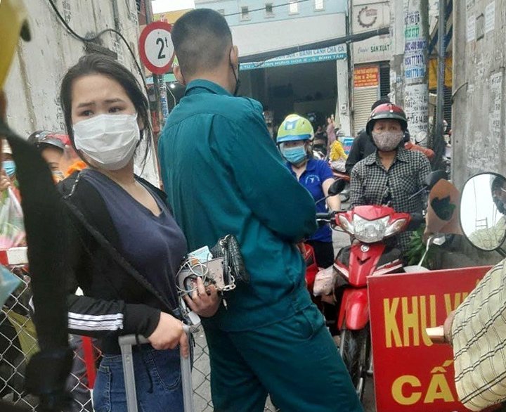 TP Hồ Chí Minh: Phong tỏa nhiều khu dân cư vì có bệnh nhân Covid-19 - Ảnh 1