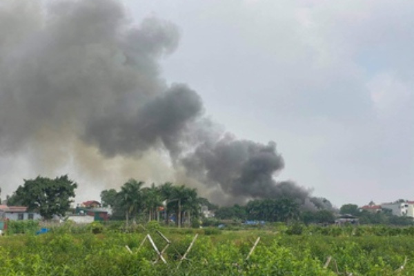Hà Nội: Cháy lớn tại cửa hàng kinh doanh nội thất ở Dương Nội - Ảnh 1