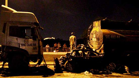 Chiếc ô tô camry nát bét đầu trên cầu Phú Mỹ, tài xế tử vong - Ảnh 1