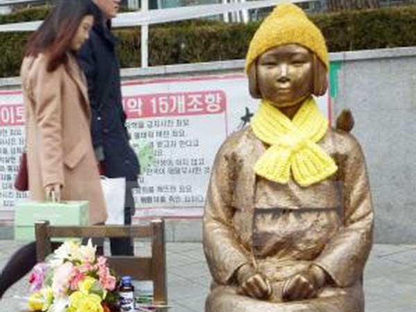 Nhật Bản ngừng thỏa thuận tiền tệ với Hàn Quốc vì bức tượng "phụ nữ mua vui" - Ảnh 1