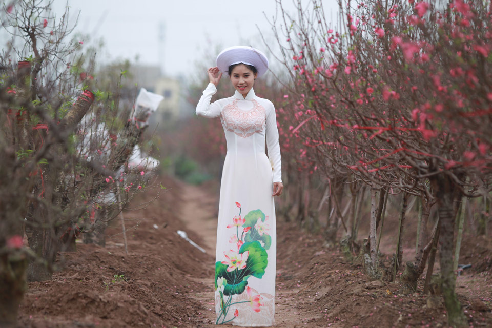 Thiếu nữ Hà thành xúng xính váy áo bên hoa đào - Ảnh 11