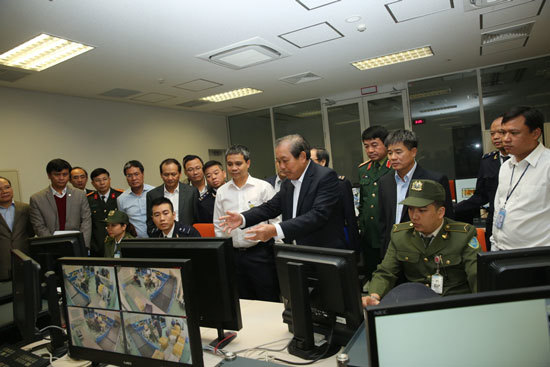 Phó Thủ tướng Thường trực thị sát bảo đảm an toàn hàng không tại sân bay Nội Bài - Ảnh 2