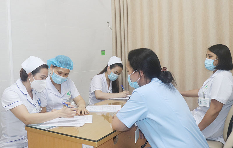 Bệnh viện Phụ sản Hà Nội tiêm vaccine Covid-19 cho 33 nhân viên y tế - Ảnh 2