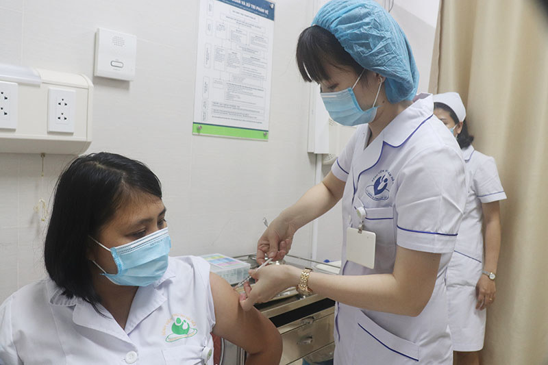 Bệnh viện Phụ sản Hà Nội tiêm vaccine Covid-19 cho 33 nhân viên y tế - Ảnh 5