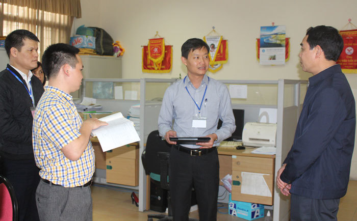 Kiểm tra công vụ đột xuất: Phòng Tiếp công dân phường Phú Thượng "đóng cửa" - Ảnh 1
