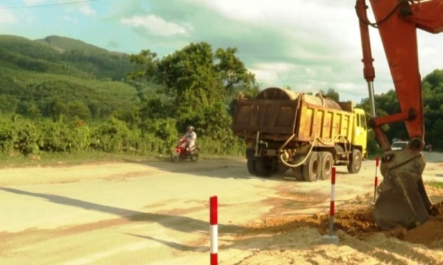Bộ Giao thông Vận tải ra “tối hậu thư” cho nhà thầu sửa chữa hư hỏng quốc lộ 24 - Ảnh 1