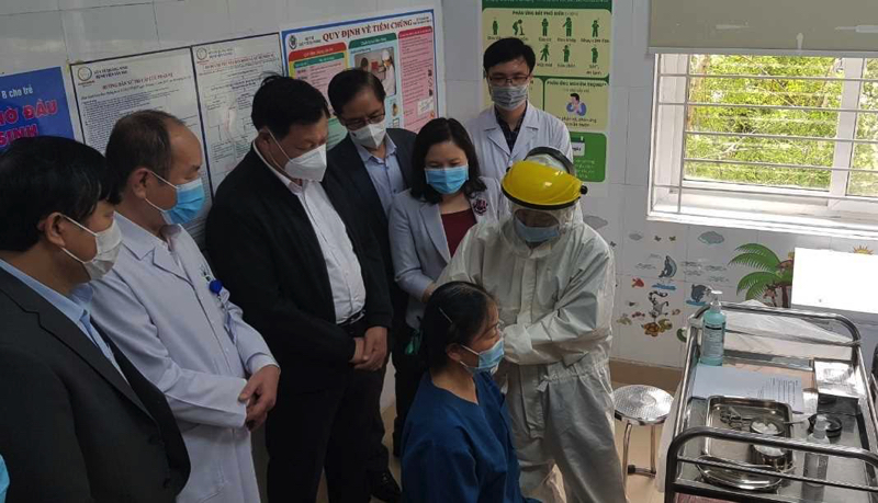 Quảng Ninh bắt đầu triển khai tiêm vaccine phòng Covid-19 - Ảnh 1