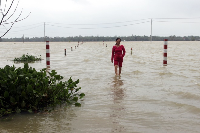 Nhiều ngôi làng ở Quảng Nam bị nước lũ cô lập - Ảnh 1