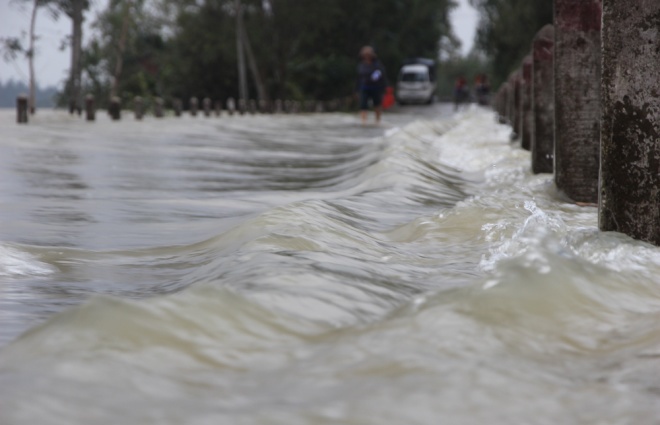 Nhiều ngôi làng ở Quảng Nam bị nước lũ cô lập - Ảnh 2