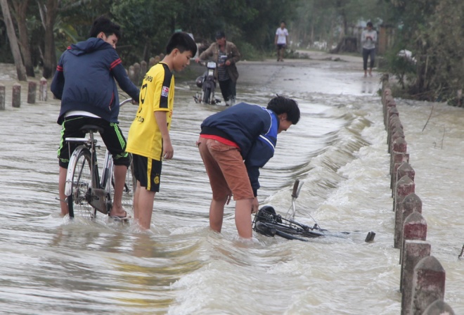 Nhiều ngôi làng ở Quảng Nam bị nước lũ cô lập - Ảnh 3