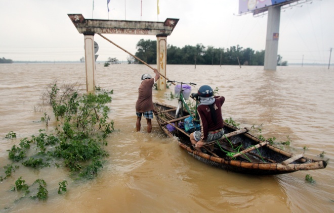 Nhiều ngôi làng ở Quảng Nam bị nước lũ cô lập - Ảnh 4