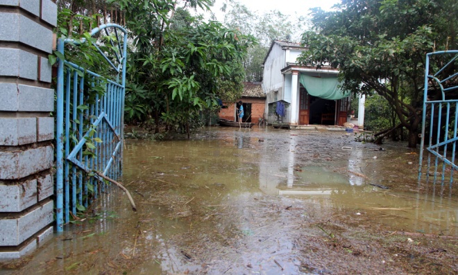 Nhiều ngôi làng ở Quảng Nam bị nước lũ cô lập - Ảnh 7