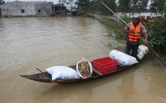 Nhiều ngôi làng ở Quảng Nam bị nước lũ cô lập - Ảnh 9