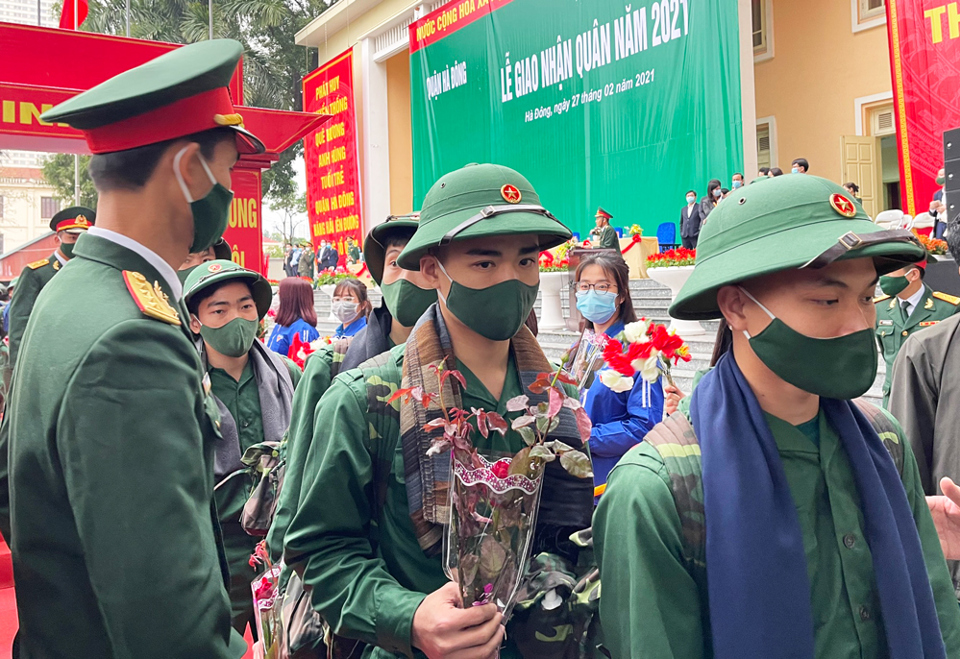 116 công dân quận Hà Đông lên đường thực hiện nghĩa vụ quân sự và công an - Ảnh 6