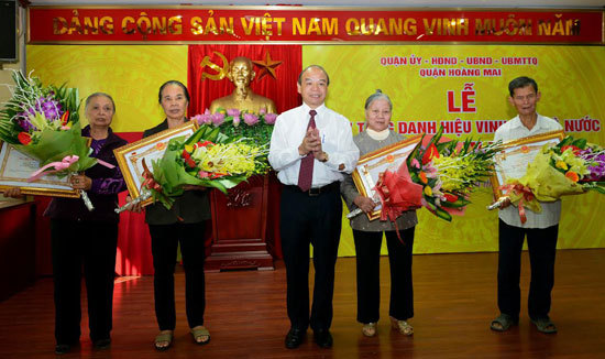 Hoàng Mai truy tặng danh hiệu "Bà mẹ Việt Nam anh hùng" cho 8 mẹ - Ảnh 1