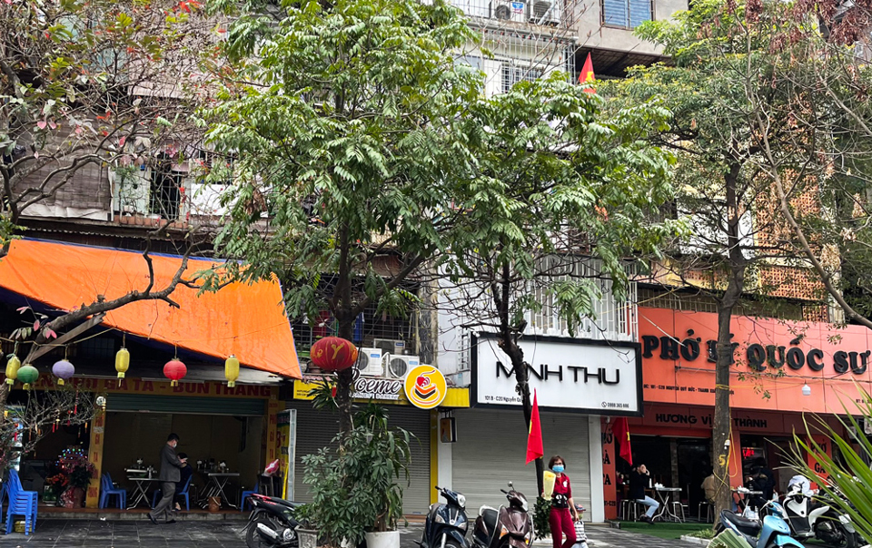 Hà Nội: Nhiều cửa hàng chưa khai Xuân, lác đác quán ăn đường phố, cà phê vẫn mở cửa - Ảnh 13