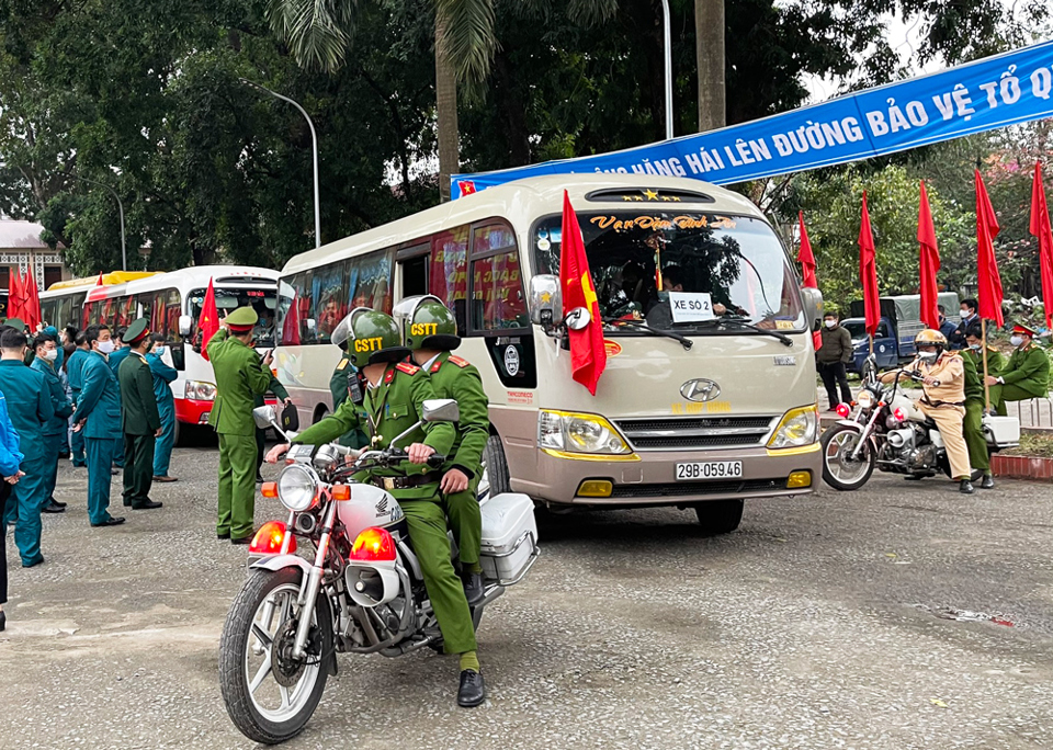 116 công dân quận Hà Đông lên đường thực hiện nghĩa vụ quân sự và công an - Ảnh 9