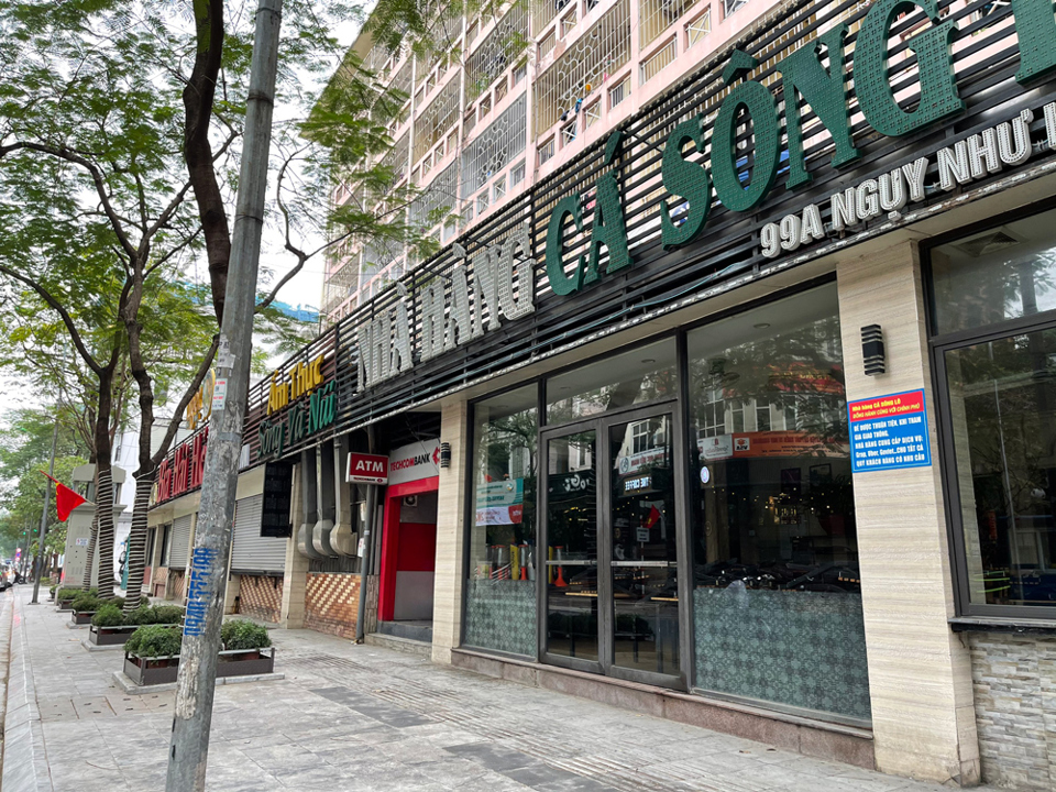 Hà Nội: Nhiều cửa hàng chưa khai Xuân, lác đác quán ăn đường phố, cà phê vẫn mở cửa - Ảnh 6