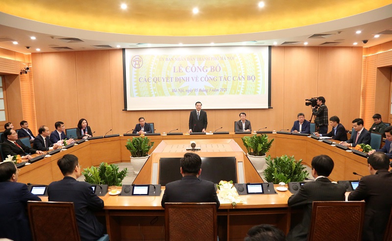 Chủ tịch UBND TP Chu Ngọc Anh trao quyết định tiếp nhận, điều động, bổ nhiệm cán bộ - Ảnh 1