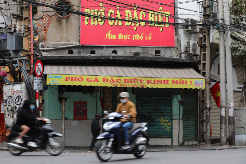 Hà Nội: Nhà hàng dựng vách ngăn chống dịch Covid-19, nhiều cơ sở vẫn im lìm đóng cửa - Ảnh 11