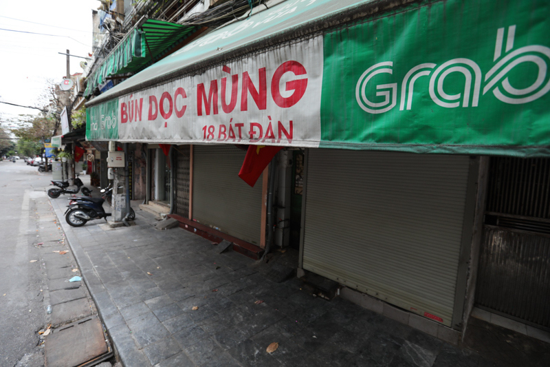 Hà Nội: Nhà hàng dựng vách ngăn chống dịch Covid-19, nhiều cơ sở vẫn im lìm đóng cửa - Ảnh 2