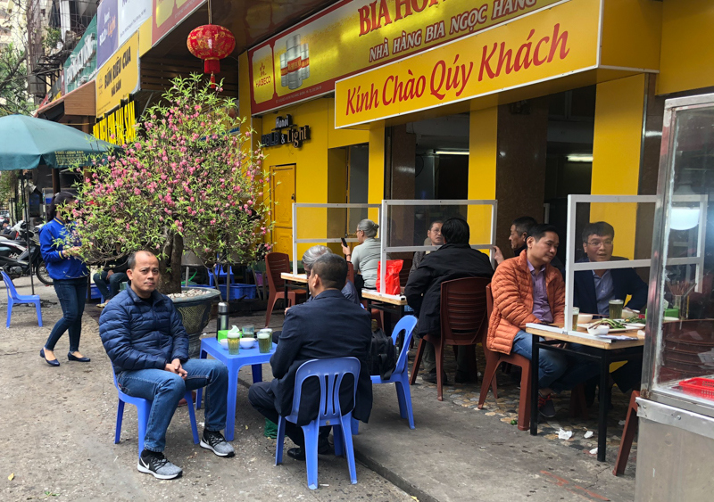 Hà Nội: Nhà hàng dựng vách ngăn chống dịch Covid-19, nhiều cơ sở vẫn im lìm đóng cửa - Ảnh 6
