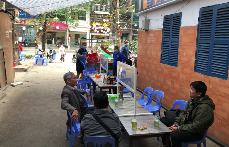 Hà Nội: Nhà hàng dựng vách ngăn chống dịch Covid-19, nhiều cơ sở vẫn im lìm đóng cửa - Ảnh 7