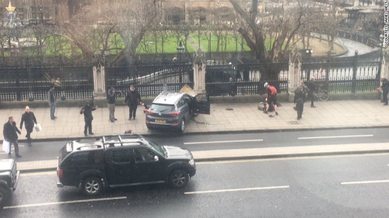 Cảnh sát Anh coi vụ nổ súng gần Quốc hội là khủng bố - Ảnh 1