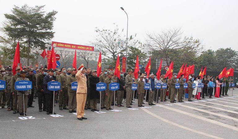 Quận Hoàng Mai ra quân đợt cao điểm đảm bảo trật tự, an toàn giao thông dịp Tết Nguyên đán - Ảnh 2