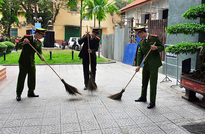 Quận Hoàn Kiếm ra quân làm sạch môi trường tại các bệnh viện - Ảnh 1