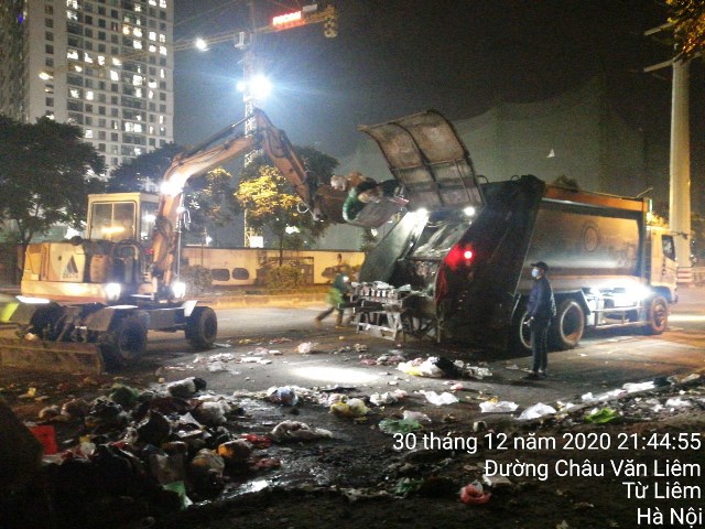 Hà Nội: Di chuyển khoảng 150 tấn rác tồn đọng tại địa bàn quận Nam Từ Liêm - Ảnh 1