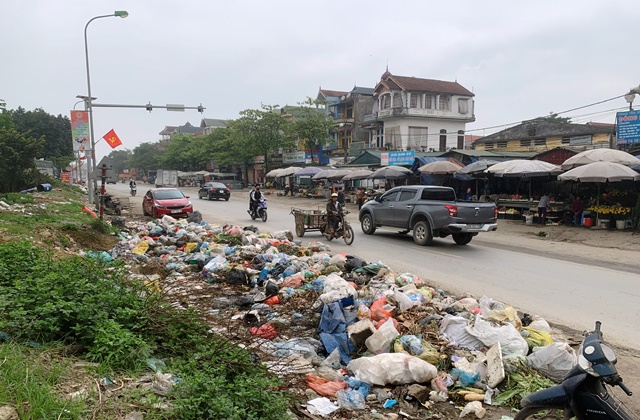 Rác thải ngập Quốc lộ 6, đoạn qua huyện Chương Mỹ - Ảnh 4