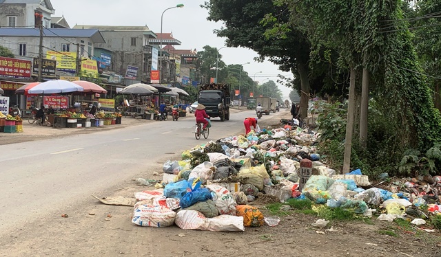 Rác thải ngập Quốc lộ 6, đoạn qua huyện Chương Mỹ - Ảnh 7