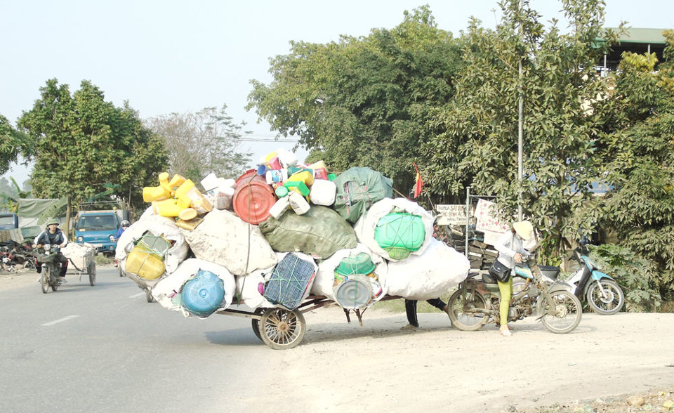 Xã Quảng Phú Cầu: Vẫn chưa có lối ra cho rác thải độc hại - Ảnh 1