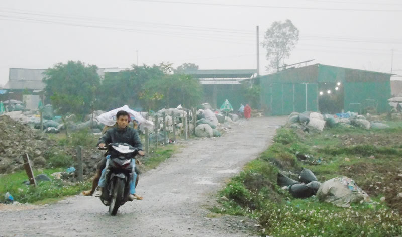 Huyện Ứng Hòa: Gian nan xử lý rác thải độc hại - Ảnh 1