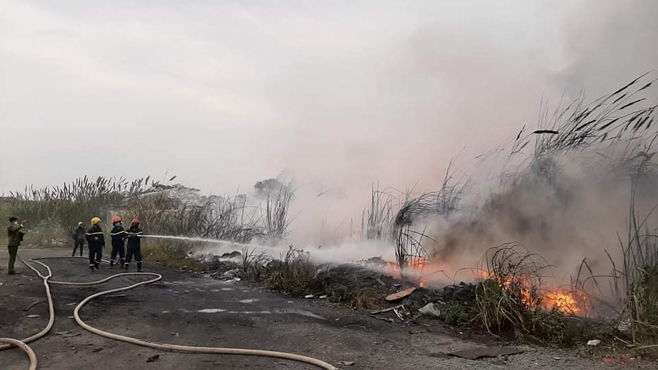 Cháy lớn tại bãi phế liệu, cột khói bốc cao ngút trời ở khu vực cầu Thanh Trì - Ảnh 4