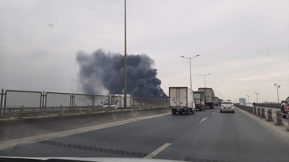 Cháy lớn tại bãi phế liệu, cột khói bốc cao ngút trời ở khu vực cầu Thanh Trì - Ảnh 2