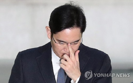 “Thái tử” Samsung chính thức bị bắt giữ - Ảnh 1