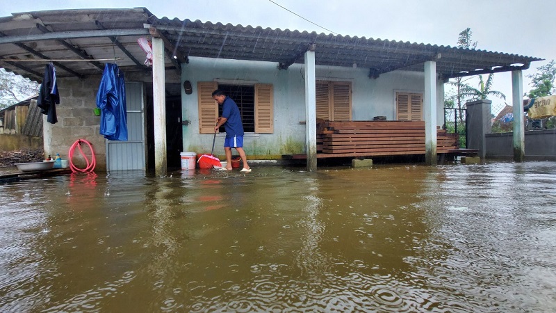 Nước lũ lên cao, nhiều khu vực ở Thừa Thiên Huế chìm trong biển nước - Ảnh 2