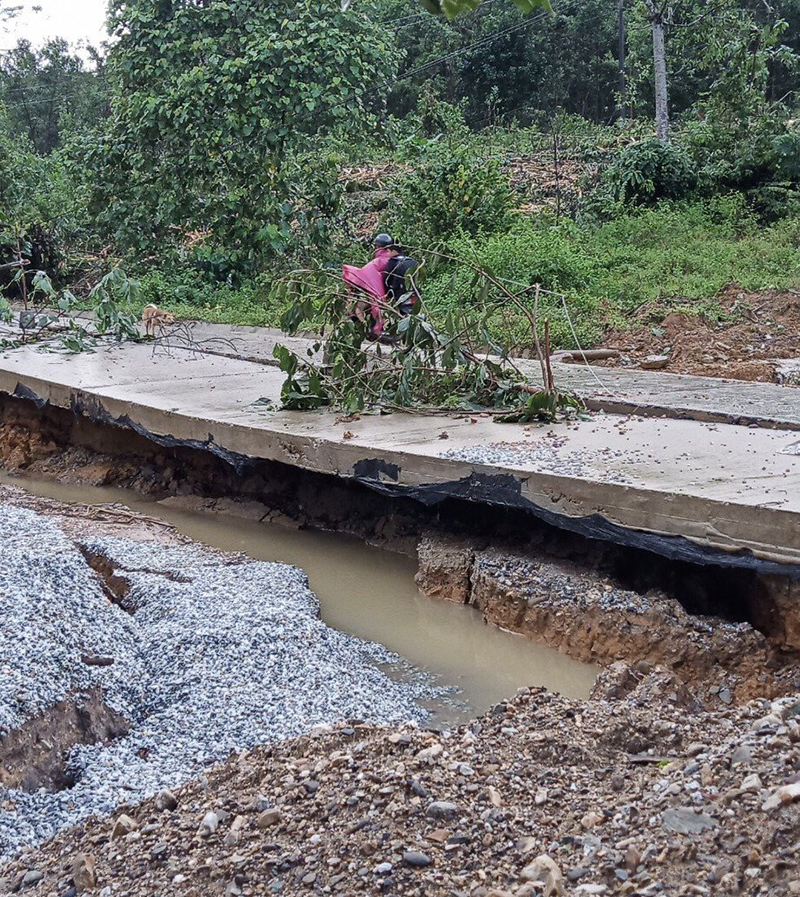 Quảng Nam: Huyện Bắc Trà My xuất hiện nhiều vết nứt ở núi, người dân lo sợ sạt lở - Ảnh 2